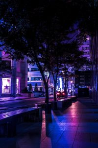 视频展台推荐国产都市剧封面，上海陆家嘴夜景背景，职场精英男女主角并肩而立