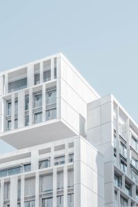 视频展台推荐日剧推理封面，日本现代都市背景，精英侦探在办公室分析案情